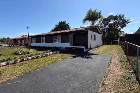 Casa en venta en Miami, Florida, 3 dormitorios, 126.72 m2 № 2028450 - foto 3