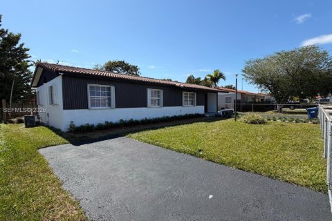 Casa en venta en Miami, Florida, 3 dormitorios, 126.72 m2 № 2028450 - foto 2