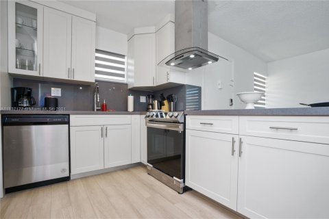 Casa en alquiler en Cutler Bay, Florida, 2 dormitorios, 109.9 m2 № 1938108 - foto 5