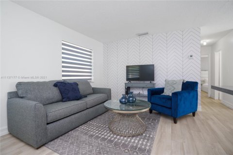 Casa en alquiler en Cutler Bay, Florida, 2 dormitorios, 109.9 m2 № 1938108 - foto 2