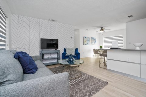 Casa en alquiler en Cutler Bay, Florida, 2 dormitorios, 109.9 m2 № 1938108 - foto 1