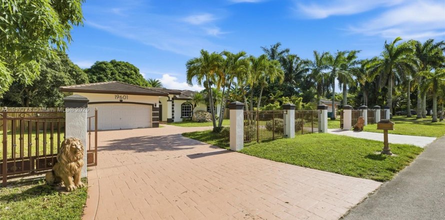 Дом в Майами, Флорида 4 спальни, 184.69м2 № 1973904