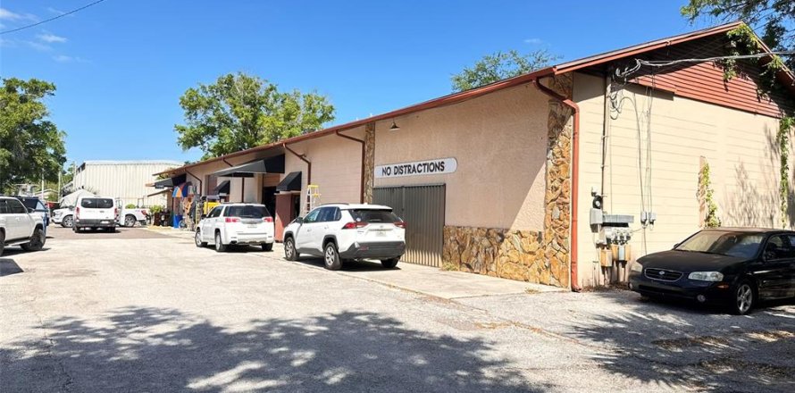 Immobilier commercial à Tampa, Floride 703.27 m2 № 2389388