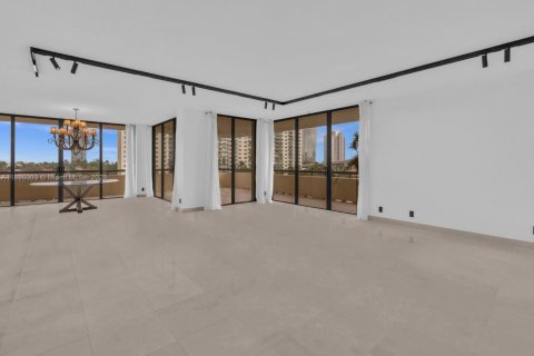 Снять в аренду кондоминиум в Авентура, Флорида 3 спальни, 220.27м2, № 1939257 - фото 2