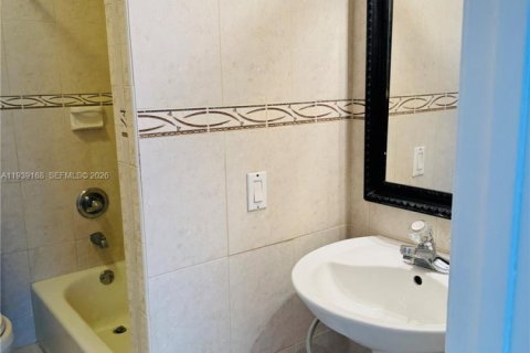 Copropriété à louer à Miami, Floride: 2 chambres, 75.44 m2 № 1997543 - photo 9
