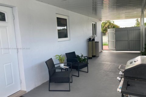 Immobilier commercial à louer à Miami, Floride: 18.58 m2 № 1946852 - photo 1