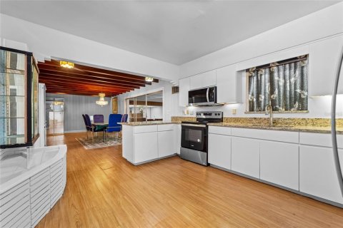 Снять в аренду виллу или дом в Тампа, Флорида 5 комнат, 273.5м2, № 2157951 - фото 12
