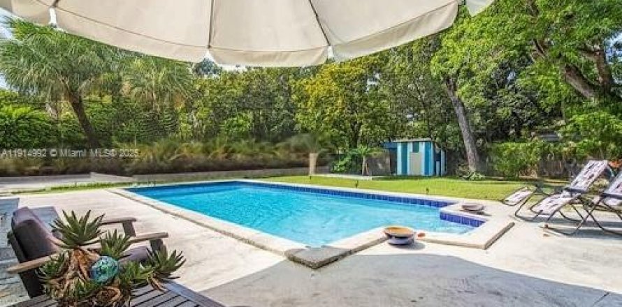 House in North Miami, Florida 3 bedrooms, 134.71 sq.m. № 1971226