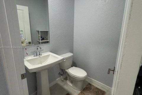 Townhouse in Florida City, Florida 3 bedrooms, 140.47 sq.m. № 1695863 - photo 8