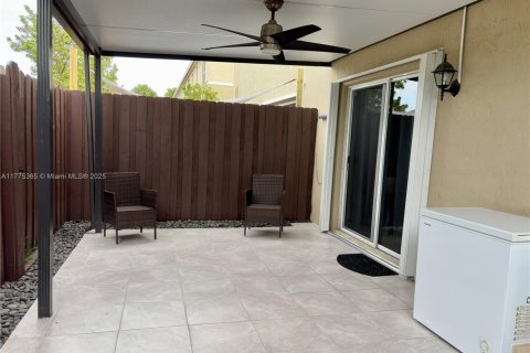Townhouse in Florida City, Florida 3 bedrooms, 140.47 sq.m. № 1695863 - photo 27