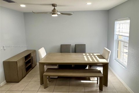 Townhouse in Florida City, Florida 3 bedrooms, 140.47 sq.m. № 1695863 - photo 7