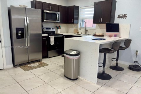 Townhouse in Florida City, Florida 3 bedrooms, 140.47 sq.m. № 1695863 - photo 10