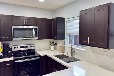 Townhouse in Florida City, Florida 3 bedrooms, 140.47 sq.m. № 1695863 - photo 13