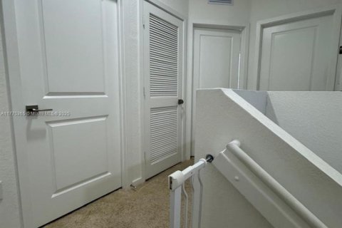 Townhouse in Florida City, Florida 3 bedrooms, 140.47 sq.m. № 1695863 - photo 20