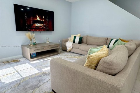 Townhouse in Florida City, Florida 3 bedrooms, 140.47 sq.m. № 1695863 - photo 3