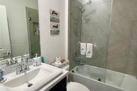 Townhouse in Florida City, Florida 3 bedrooms, 140.47 sq.m. № 1695863 - photo 22