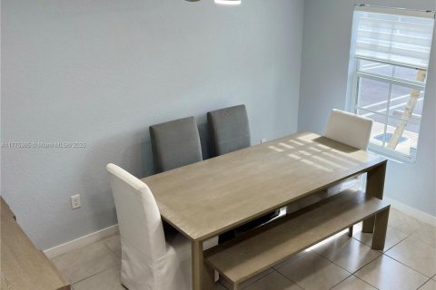 Townhouse in Florida City, Florida 3 bedrooms, 140.47 sq.m. № 1695863 - photo 6
