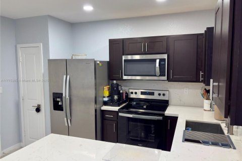 Townhouse in Florida City, Florida 3 bedrooms, 140.47 sq.m. № 1695863 - photo 12