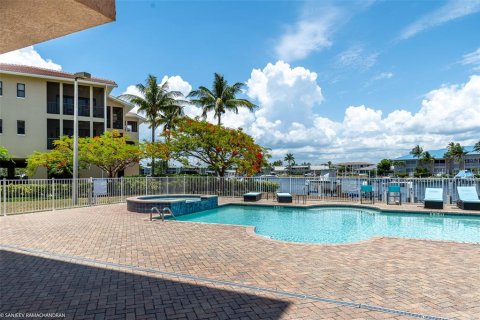 Condominio en alquiler en Punta Gorda, Florida, 2 dormitorios, 128.3 m2 № 1243601 - foto 3