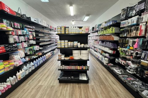 Propiedad comercial en venta en Hialeah, Florida № 1943962 - foto 1