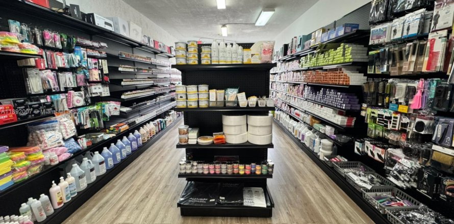 Propiedad comercial en Hialeah, Florida № 1943962