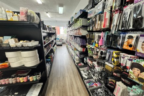 Propiedad comercial en venta en Hialeah, Florida № 1943962 - foto 22