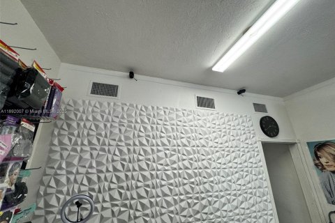 Propiedad comercial en venta en Hialeah, Florida № 1943962 - foto 21