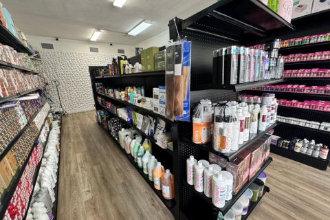 Propiedad comercial en venta en Hialeah, Florida № 1943962 - foto 13