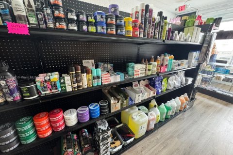 Propiedad comercial en venta en Hialeah, Florida № 1943962 - foto 11