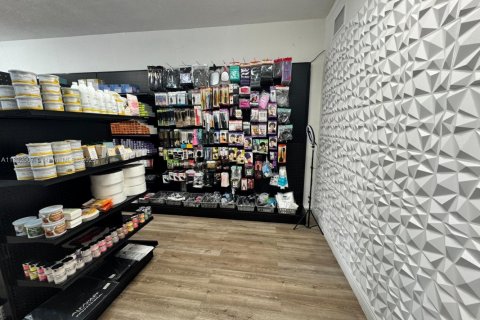 Propiedad comercial en venta en Hialeah, Florida № 1943962 - foto 24