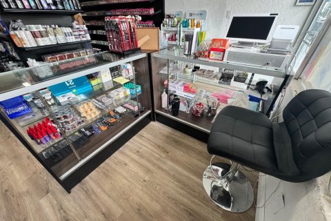 Propiedad comercial en venta en Hialeah, Florida № 1943962 - foto 9