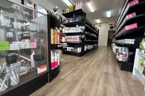 Propiedad comercial en venta en Hialeah, Florida № 1943962 - foto 6