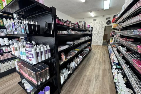 Propiedad comercial en venta en Hialeah, Florida № 1943962 - foto 16