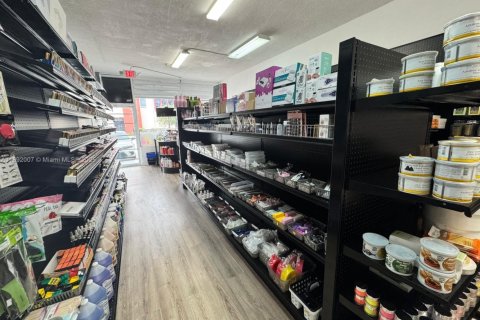 Propiedad comercial en venta en Hialeah, Florida № 1943962 - foto 17