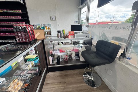 Propiedad comercial en venta en Hialeah, Florida № 1943962 - foto 4
