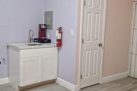 Propiedad comercial en venta en Hialeah, Florida № 1943962 - foto 28
