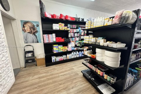 Propiedad comercial en venta en Hialeah, Florida № 1943962 - foto 20