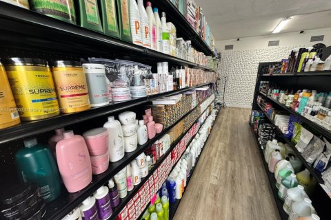 Propiedad comercial en venta en Hialeah, Florida № 1943962 - foto 14