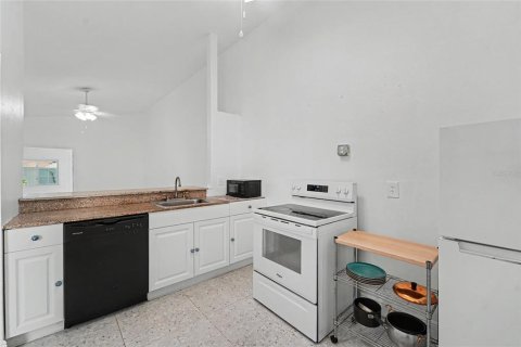 House in Palm Harbor, Florida 2 bedrooms, 79.9 sq.m. № 2230863 - photo 15