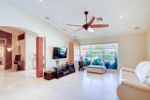 House in Riviera Beach, Florida 3 bedrooms, 247.31 sq.m. № 2190062 - photo 5