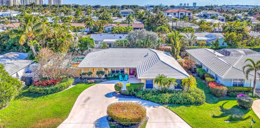 House in Riviera Beach, Florida 3 bedrooms, 247.31 sq.m. № 2190062