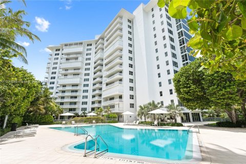 Condo in Key Biscayne, Florida, 2 bedrooms  № 1862442 - photo 12