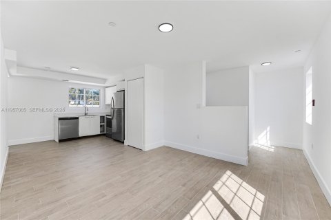 Apartamento en alquiler en Miami Beach, Florida, 2 dormitorios, 106.84 m2 № 2011846 - foto 2