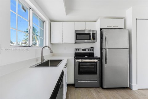 Apartamento en alquiler en Miami Beach, Florida, 2 dormitorios, 106.84 m2 № 2011846 - foto 3