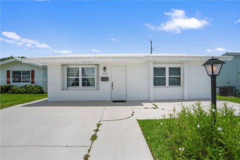 House in Boynton Beach, Florida 1 bedroom, 94.02 sq.m. № 2006641 - photo 1