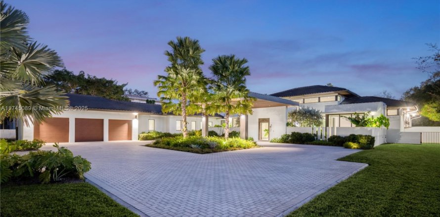House in Pinecrest, Florida 5 bedrooms, 565.87 sq.m. № 1939671