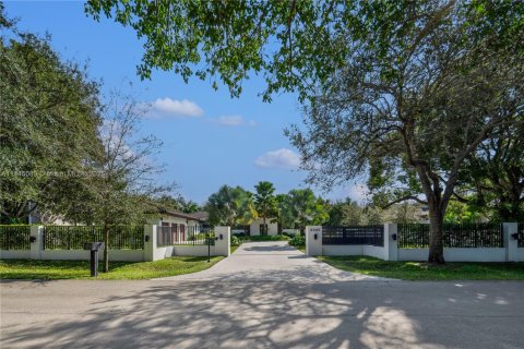 Villa ou maison à vendre à Pinecrest, Floride: 5 chambres, 565.87 m2 № 1939671 - photo 6