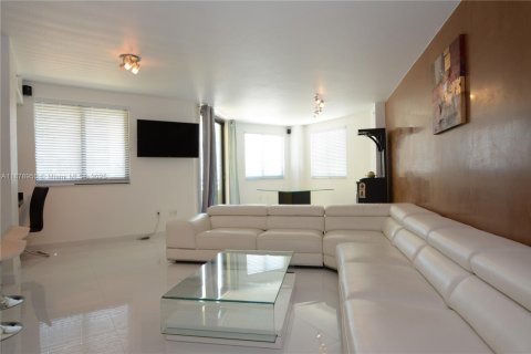 Condo in Fort Lauderdale, Florida, 2 bedrooms  № 1981121 - photo 4