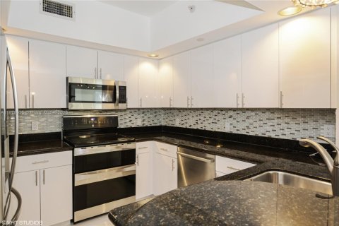 Condo in Fort Lauderdale, Florida, 2 bedrooms  № 1981121 - photo 2
