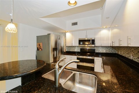 Condo in Fort Lauderdale, Florida, 2 bedrooms  № 1981121 - photo 3